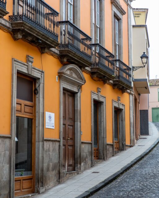 A little look around the historic old town of La Orotava that sits high above the coast in the north of Tenerife. Steep climbs, lush gardens, traditional wooden balconies, sunny squares, and famous cafes.